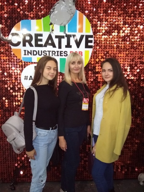 Students majoring in "Marketing" at the exhibition of advertising