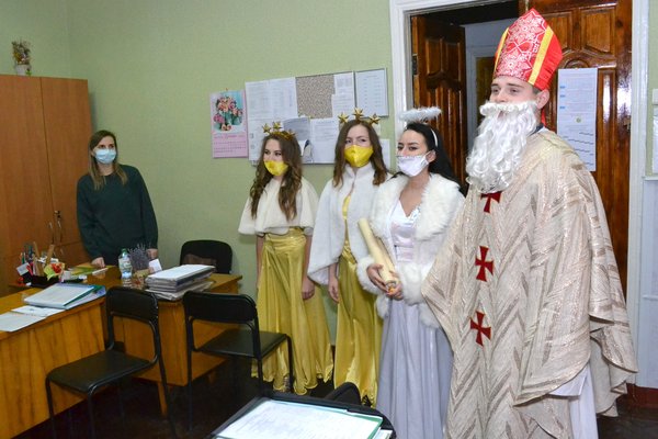 Тихше!.. Святий Миколай іде!