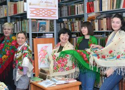 7 грудня - Всесвітній День української хустки