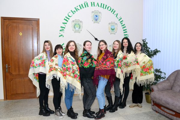 7 грудня - Всесвітній День української хустки