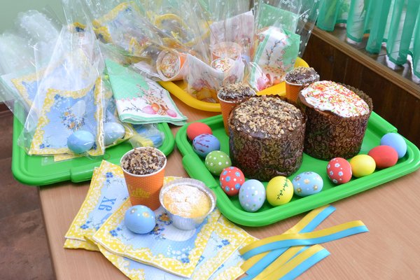 Великодні дарунки на передову