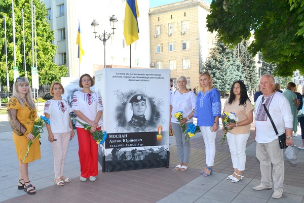 І гордо майорить синьо-жовтий стяг як символ волі і свободи!