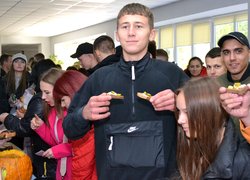 Ярмаркуємо, розважаємо, Перемогу наближаємо