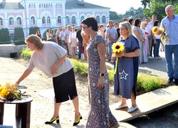 Квітують соняхи на спомин подвигу захисників України