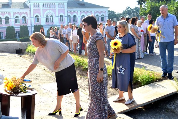 Квітують соняхи на спомин подвигу захисників України
