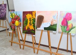 Земля сміється квітами на полотнах університетської мисткині