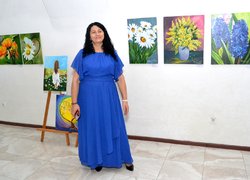 Земля сміється квітами на полотнах університетської мисткині