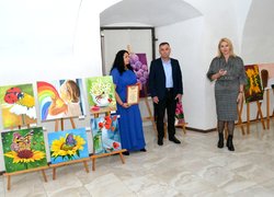 Земля сміється квітами на полотнах університетської мисткині