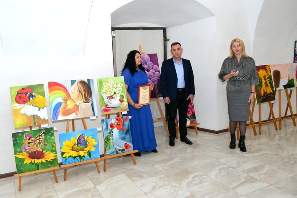 Земля сміється квітами на полотнах університетської мисткині