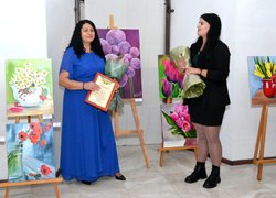 Земля сміється квітами на полотнах університетської мисткині