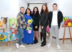 Земля сміється квітами на полотнах університетської мисткині
