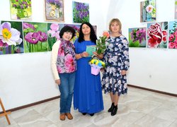 Земля сміється квітами на полотнах університетської мисткині