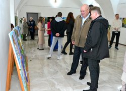 Земля сміється квітами на полотнах університетської мисткині