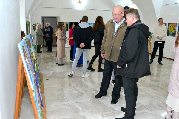 Земля сміється квітами на полотнах університетської мисткині