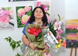 Земля сміється квітами на полотнах університетської мисткині