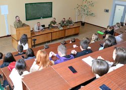 «Навчайтесь, бо ви наше майбутнє» — побажання від захисників студентам університету садівництва