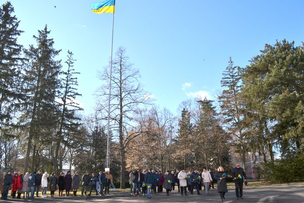 Схиляємо голови перед світлою пам’яттю Героїв Небесної Сотні…