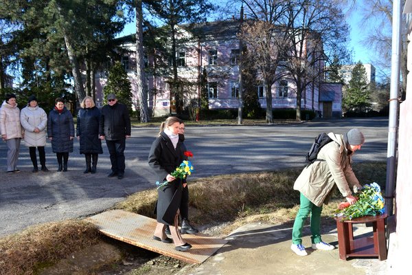 Схиляємо голови перед світлою пам’яттю Героїв Небесної Сотні…