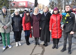 Схиляємо голови перед світлою пам’яттю Героїв Небесної Сотні…