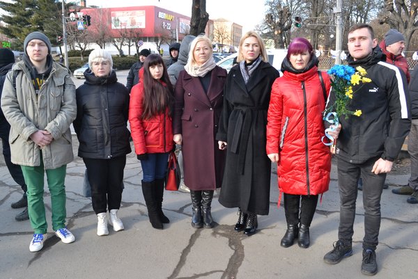 Схиляємо голови перед світлою пам’яттю Героїв Небесної Сотні…