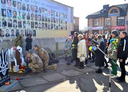Схиляємо голови перед світлою пам’яттю Героїв Небесної Сотні…