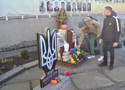 Схиляємо голови перед світлою пам’яттю Героїв Небесної Сотні…