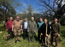 «Шевченко єднає Україну»: Керівництво Уманського НУС долучилось до висаджування дубів Кобзаря