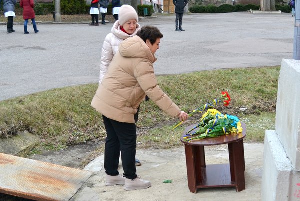 Схиляємо голови перед світлою пам’яттю Героїв Небесної Сотні