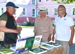 Відбулася традиційна, неофіційна в умовах воєнного стану, зустріч випускників університету минулих років.