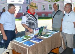 Відбулася традиційна, неофіційна в умовах воєнного стану, зустріч випускників університету минулих років.