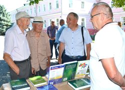 Відбулася традиційна, неофіційна в умовах воєнного стану, зустріч випускників університету минулих років.