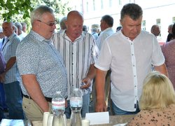Відбулася традиційна, неофіційна в умовах воєнного стану, зустріч випускників університету минулих років.