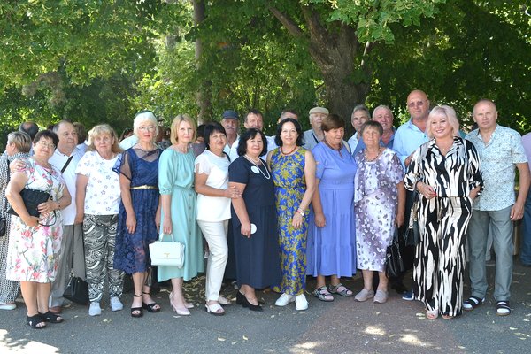 Відбулася традиційна, неофіційна в умовах воєнного стану, зустріч випускників університету минулих років.