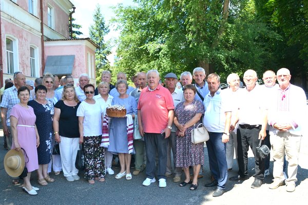 Відбулася традиційна, неофіційна в умовах воєнного стану, зустріч випускників університету минулих років.