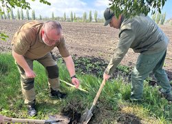 «Шевченко єднає Україну»: Керівництво Уманського НУС долучилось до висаджування дубів Кобзаря