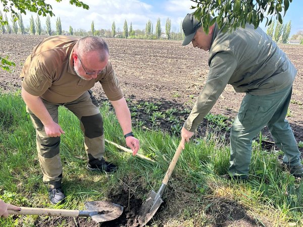 «Шевченко єднає Україну»: Керівництво Уманського НУС долучилось до висаджування дубів Кобзаря