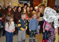 Зроби свято для малечі, якій війна лягла на плечі!