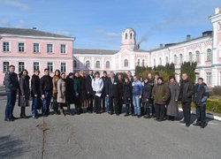 Спільне фото на фоні Головного корпусу Університету