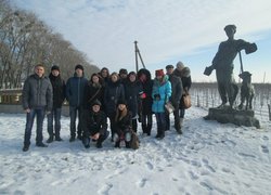 В’їзд у село Шевченкове (на задньому плані – плодовий сад Миколи Олійника)