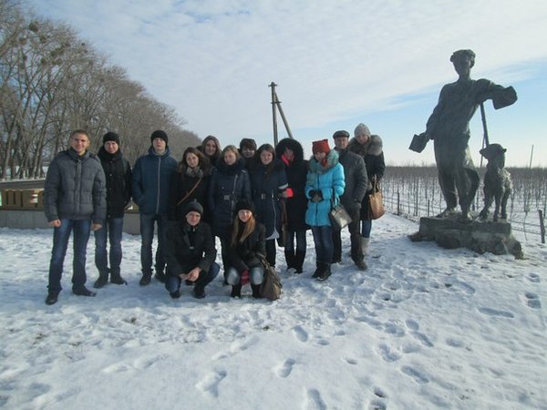 В’їзд у село Шевченкове (на задньому плані – плодовий сад Миколи Олійника)