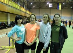 команда дівчат після бігу в естафеті 4 по 160 м