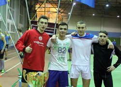 команда юнаків після бігу в естафеті 4 по 160м