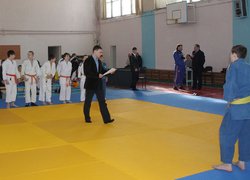 Суддя змагань викладач кафедри фізичного виховання Колібабчук Віктор Вікторович оголошує учасників турніру
