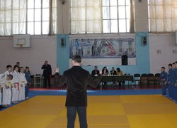 Суддя змагань викладач кафедри фізичного виховання Колібабчук Віктор Вікторович оголошує учасників турніру