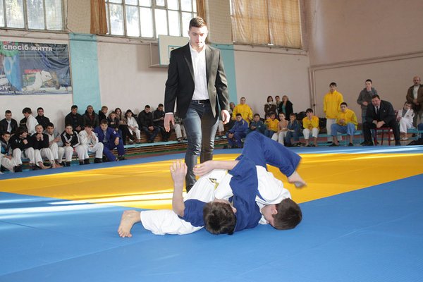 Арбітр поєдинку студент факультету лісового і садово-паркового господарства Зброй Вячеслав