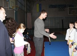 Нагородження проводить чемпіон світу та Європи з універсального бою, студент кафедри економіки Віталій Гребенюк