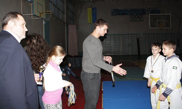 Нагородження проводить чемпіон світу та Європи з універсального бою, студент кафедри економіки Віталій Гребенюк