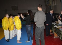 Нагородження проводить бронзва призерка України серед юніорів, студентка інженерно-технологічного факультету Яна Прищепа