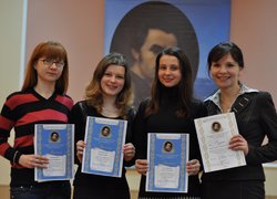 На фото (зліва направо): Дашкова Катерина (І місце, факультет економіки і підприємництва), Горбенко Ірина (ІІ місце, інженерно-технологічний факультет), Осюнько Анастасія (ІІ місце, інженерно-технологічний факультет), к.пед.н., викладач кафедри української та іноземних мов Каричковська Світлана Петрівна