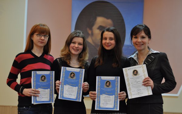 На фото (зліва направо): Дашкова Катерина (І місце, факультет економіки і підприємництва), Горбенко Ірина (ІІ місце, інженерно-технологічний факультет), Осюнько Анастасія (ІІ місце, інженерно-технологічний факультет), к.пед.н., викладач кафедри української та іноземних мов Каричковська Світлана Петрівна